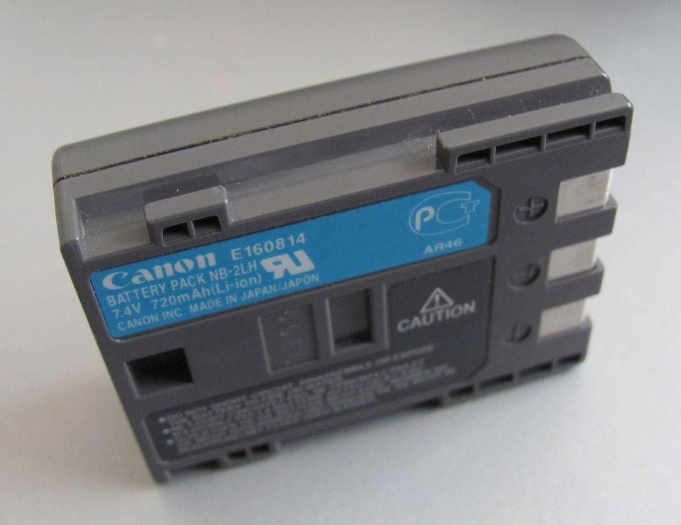 Canon «Err 02: The camera cannot access the memory card»: Отключите и снова подключите батарею